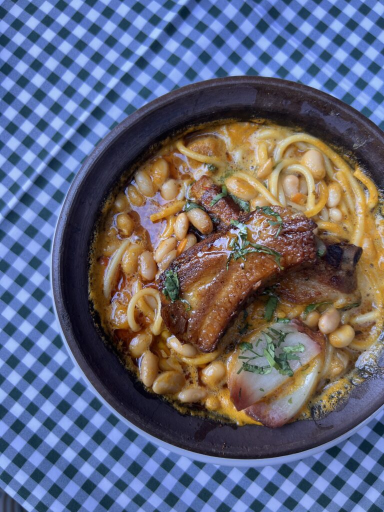 Porotos con riendas y costillar de chancho